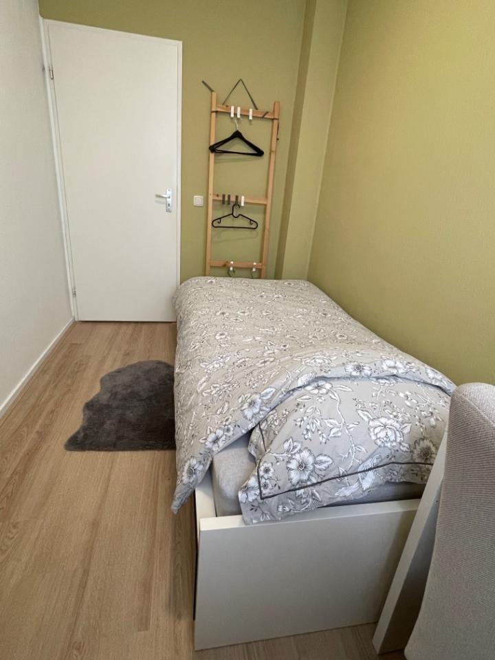 Room for female short stay