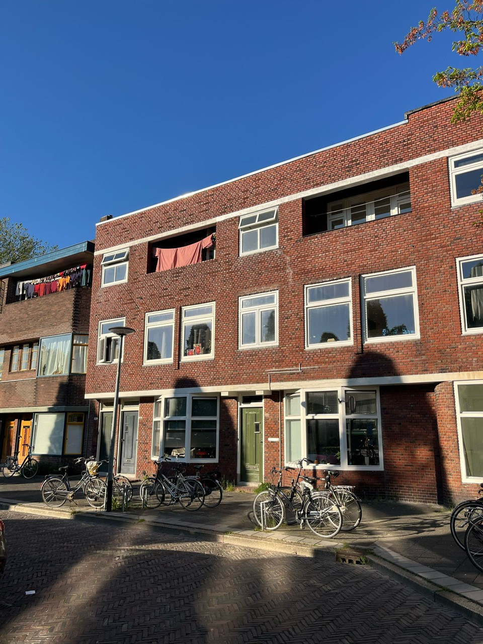 Mooie zonnige kamer met balkon