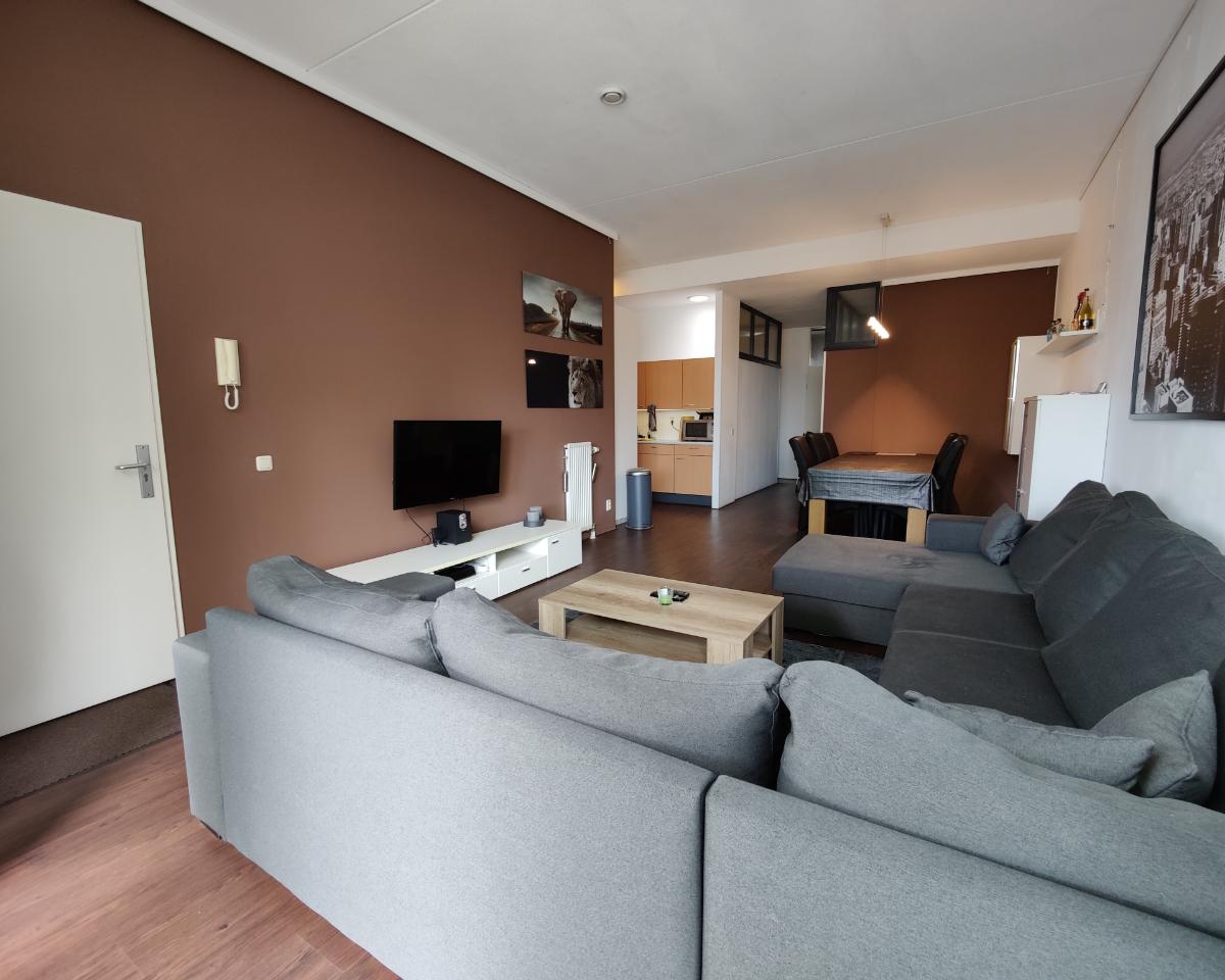 Kamer met zeer grote gedeelde ruimtes