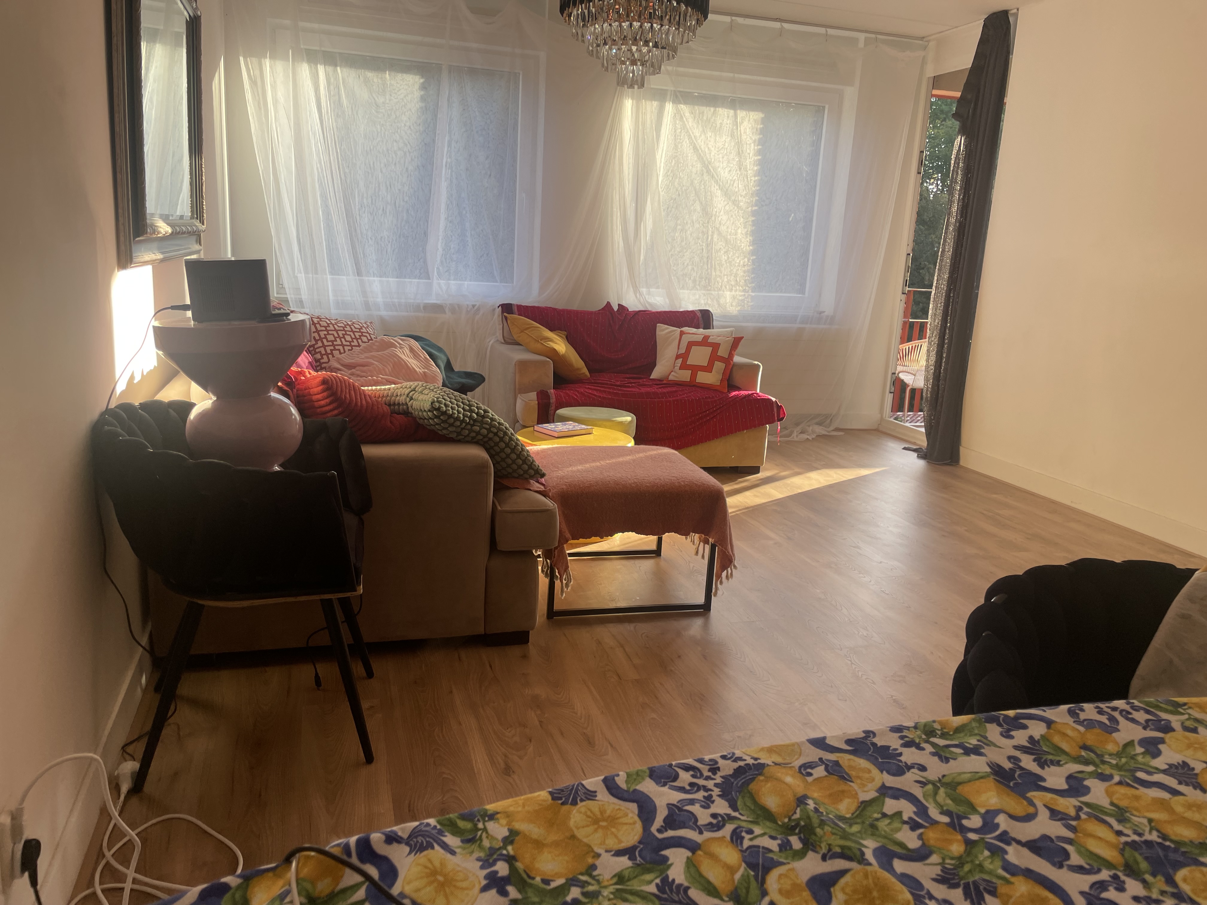 Eigen woonkamer en slaapkamer + balkon