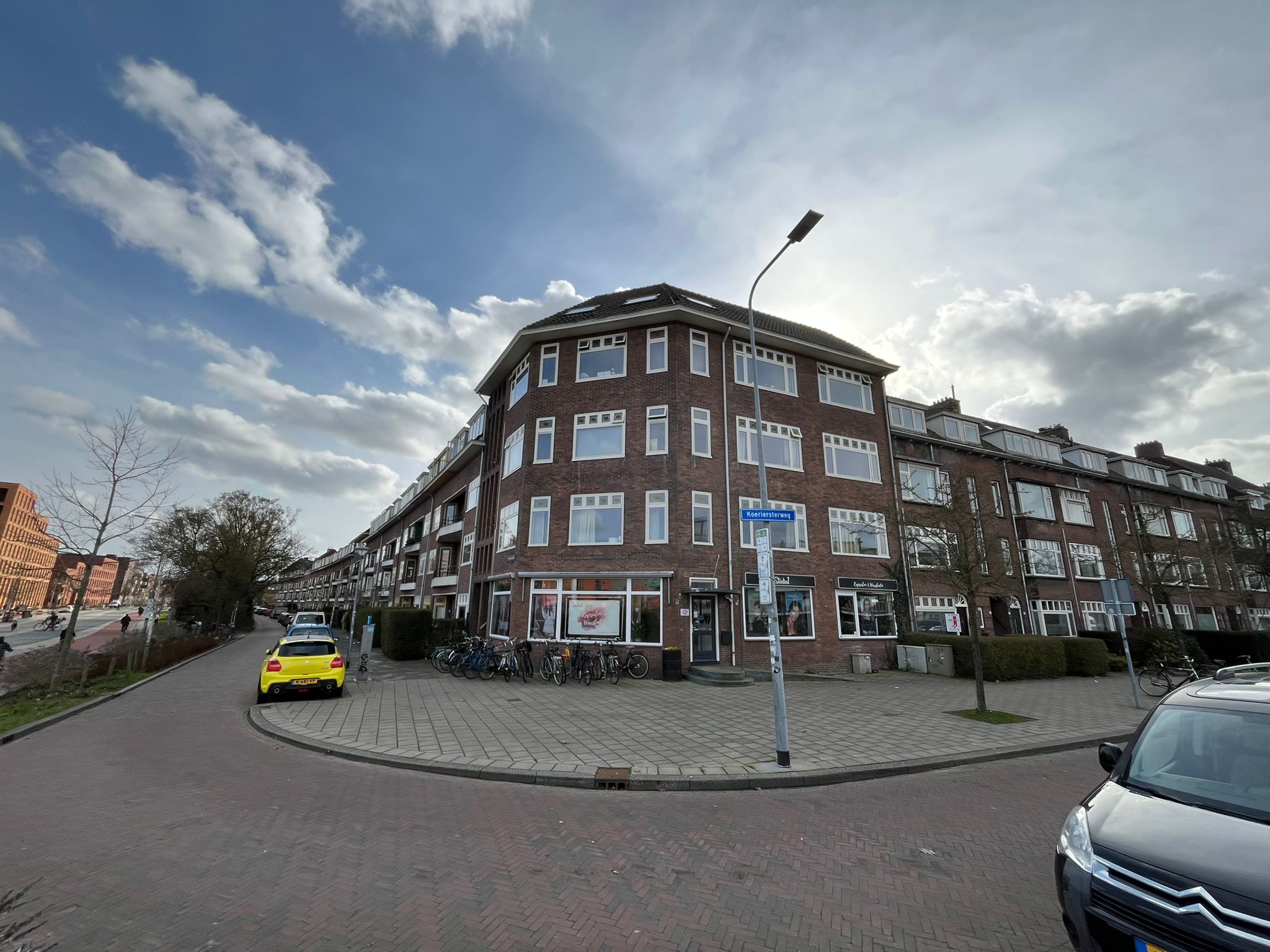 Een kamer met eigen keuken en aparte slaapruimte