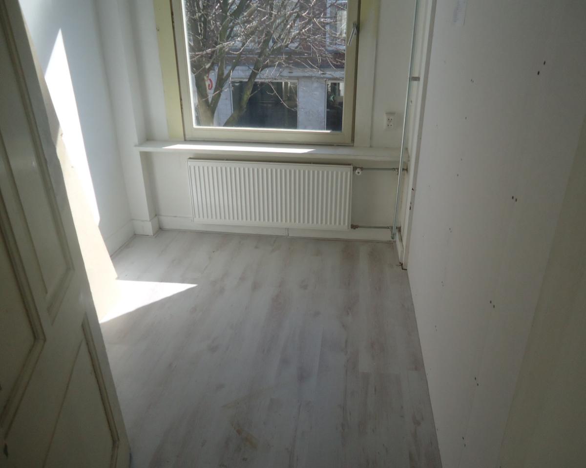 TINY ROOM. FURNISHED.
