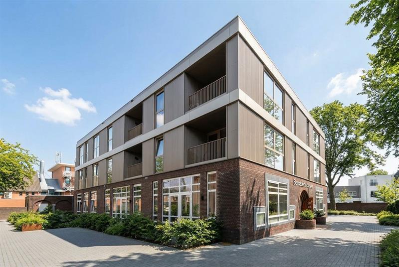 Spacious and stylish apartment (2023) with balcony