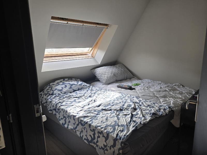 Ruime kamer met eigen keukenblok