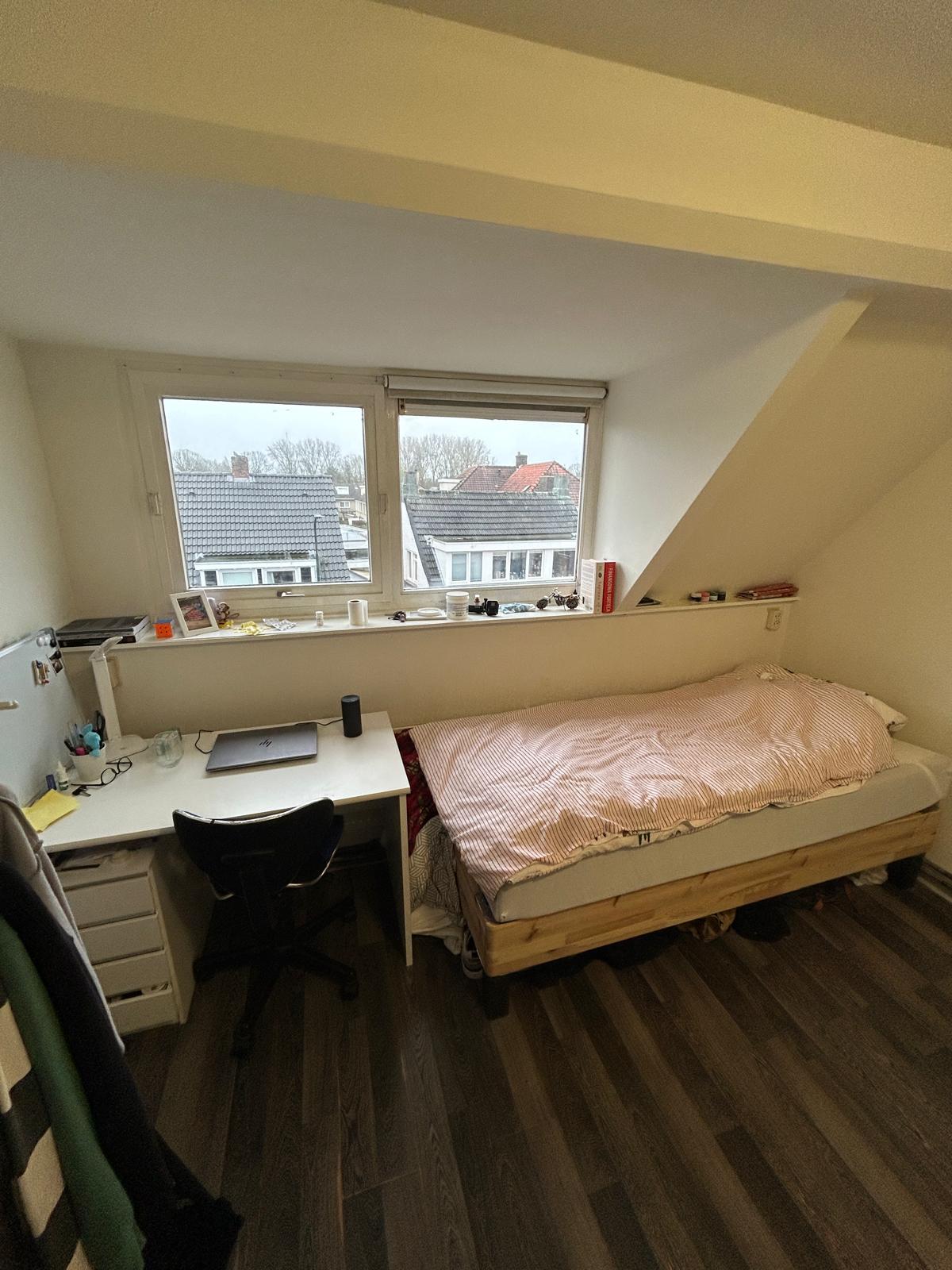 Furnished room with busstop next to it