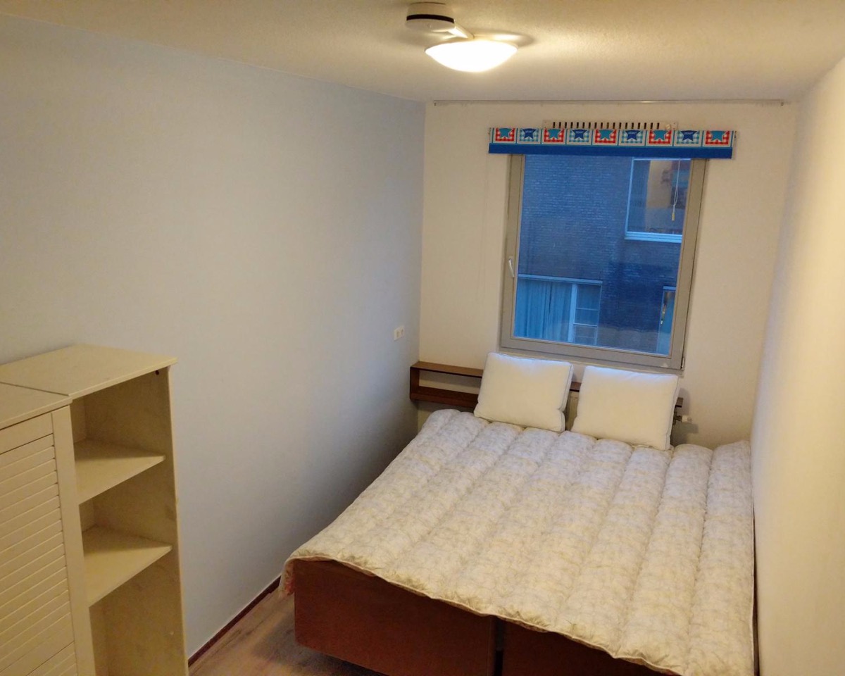 Ruime nette kamer op de 1e etage