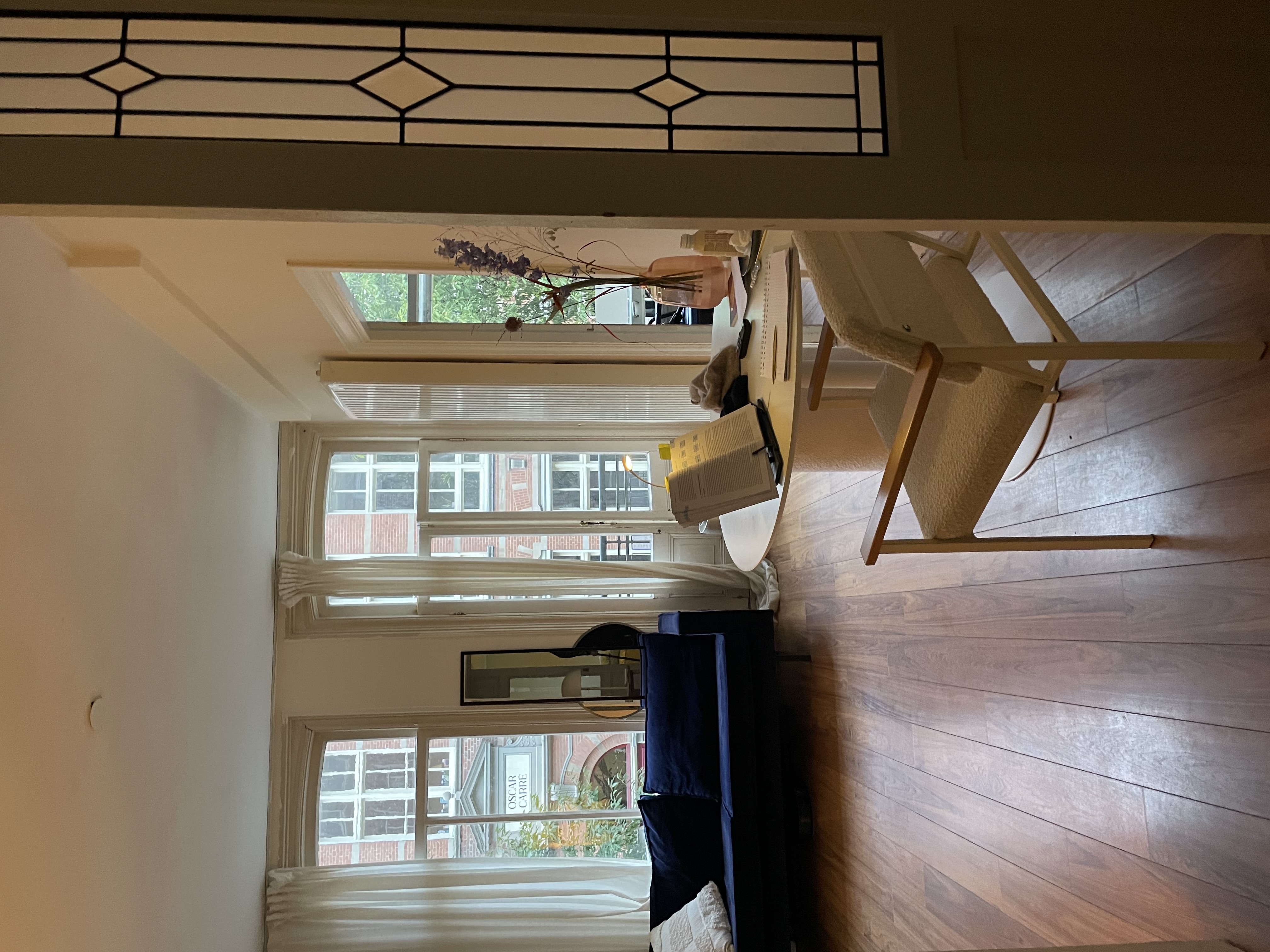 Kamer in mooi oud appartement in De Pijp.
