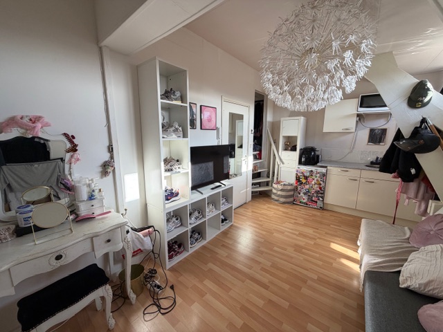 Ruime kamer met unieke slaapzolder