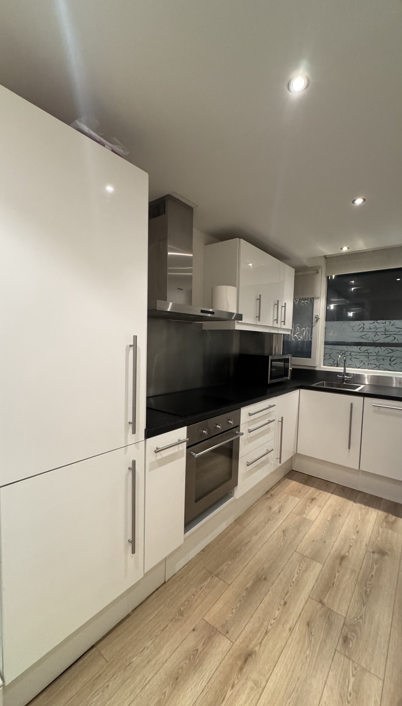 Room for rent in a modern 3 bedroom house