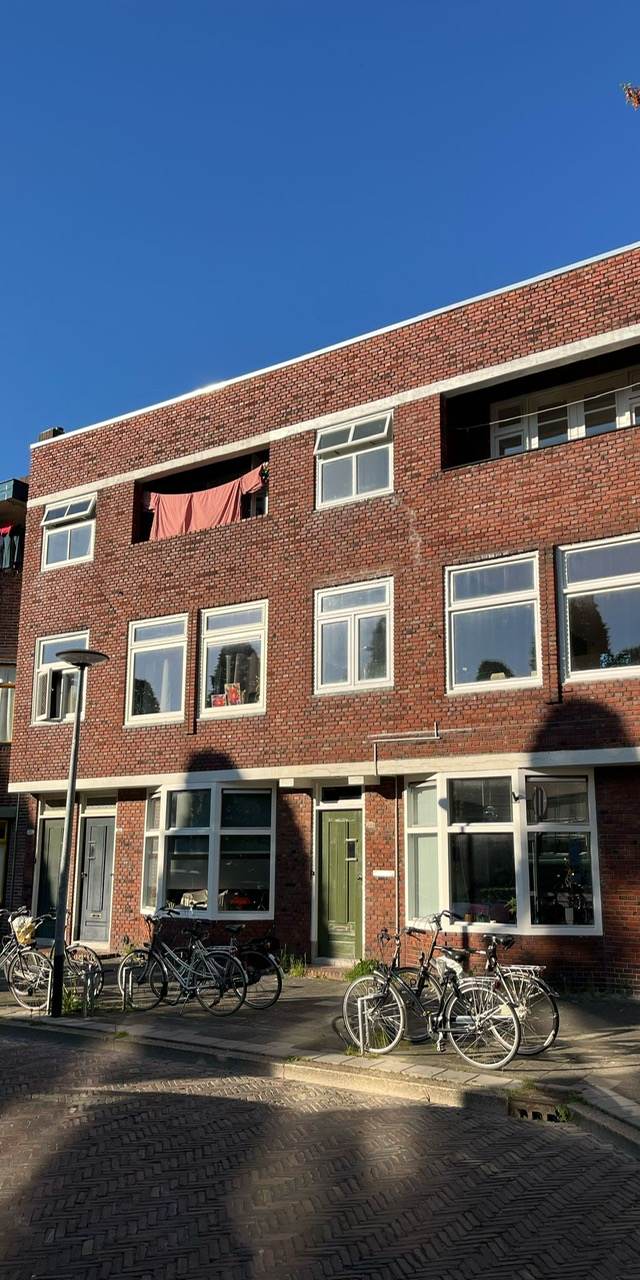 Mooie zonnige kamer met balkon