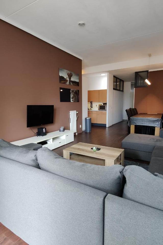  Kamer met zeer grote gedeelde ruimtes