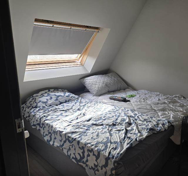 Ruime kamer met eigen keukenblok